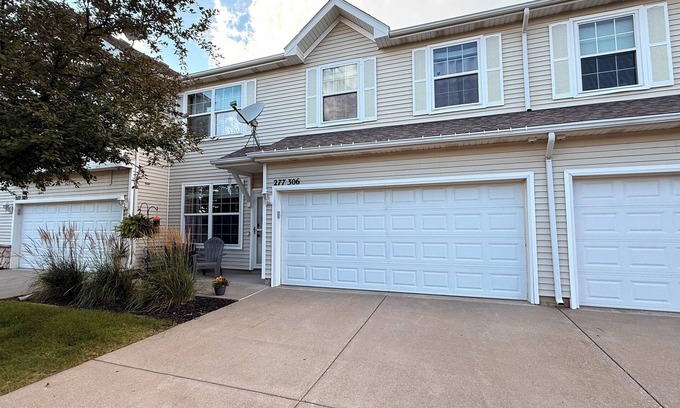West Des Moines House | Modern Townhouse Near Jordan Creek & Topgolf ~ Spacious 2-Story Retreat