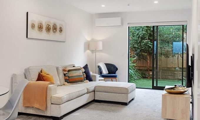 Te Atatu Peninsula House | Modern Townhouse 2Bedrooms