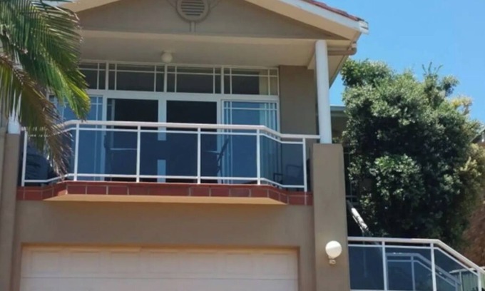 Fingal Bay House | Modern townhouse 6 guests linen and wifi included very close to beach