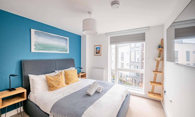 Southville House | Modern Townhouse - Parking, EV Charger & Balcony