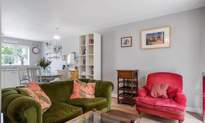 Mabe House | Modern Townhouse in Penryn with Private Parking