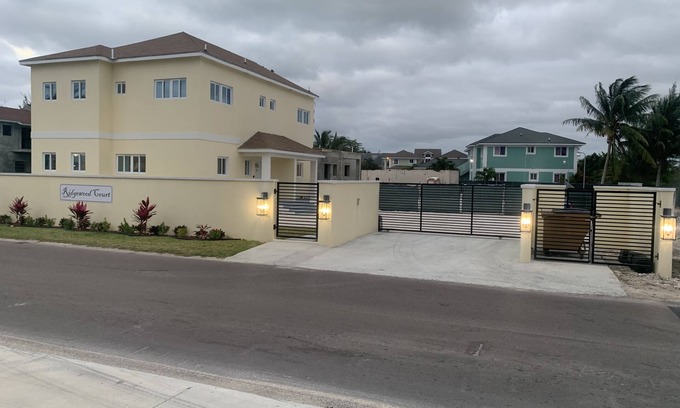 Nassau House | Modern Townhouse Near Beach and Grocery Store