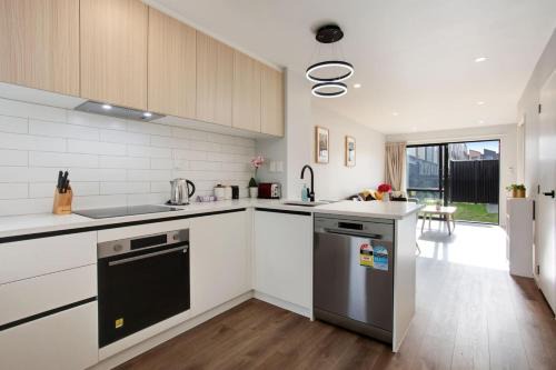 Auckland House | Modern Townhouse near Mount Mangere and Airport
