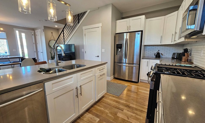 Sloan Lake House | Modern Townhouse Near Sloan Lake w/Rooftop and Workspace. Central to Everything.