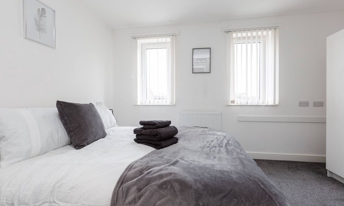 Liverpool House | Modern Townhouse - Safe Gated Parking - City Links