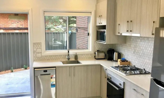 Wagga Wagga Apartment | Modern townhouse with private courtyard located in the CBD.