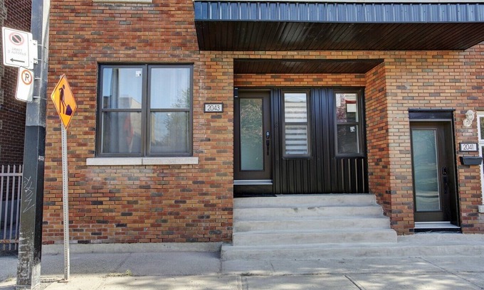 Cote-Saint-Paul House | Modern Townhouse with Rooftop Deck close to Downtown