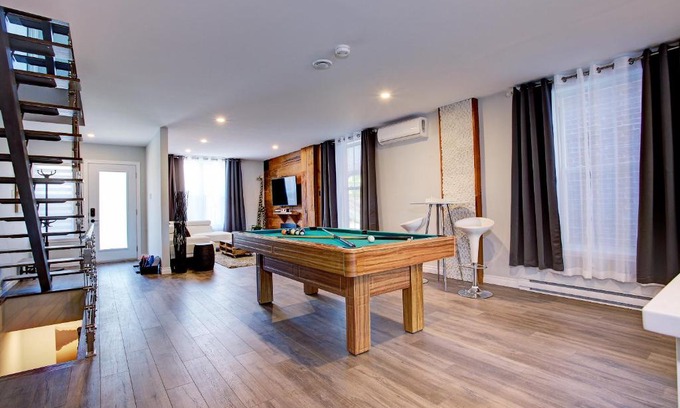 Cote-Saint-Paul House | Modern Townhouse with Rooftop Deck