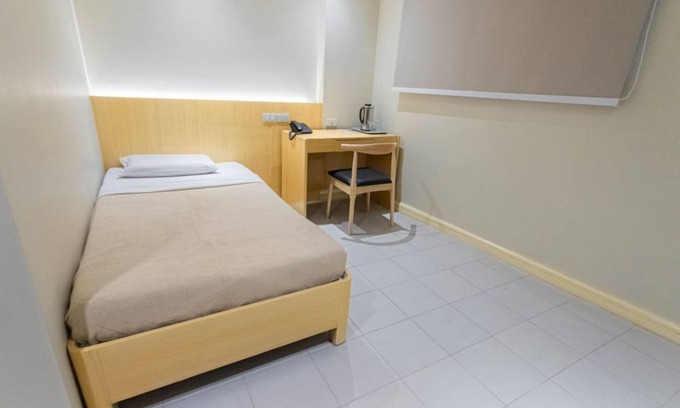 Downtown Tacloban Apartment | Modern Tranquility: Etsu Studio Haven in Tacloban