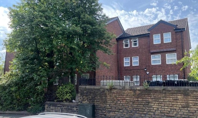 Leeds Apartment | Modern Triple Room Private Bath Ideal for Groups