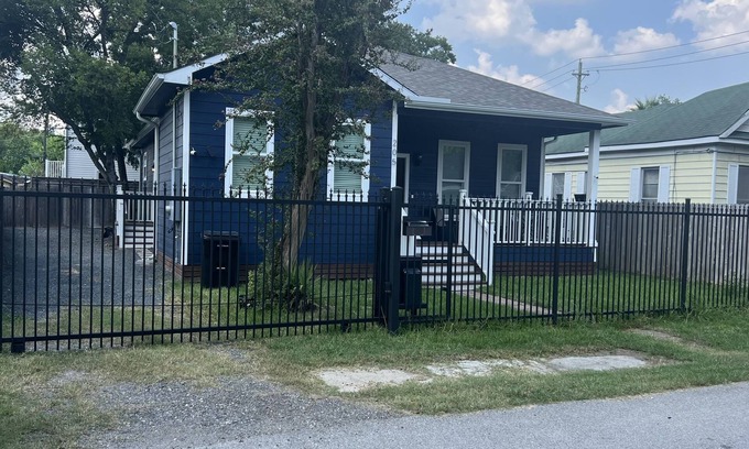 Northside House | Modern Two Bedroom House/Gated-parking Downtown