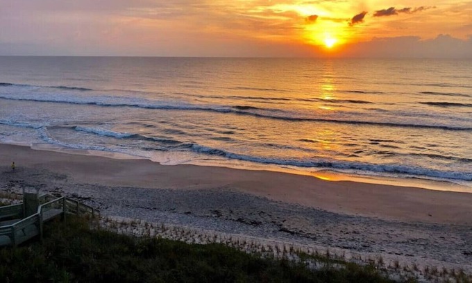 Satellite Beach House | Modern Unit (550) Blocks from ocean - Pet Friendly