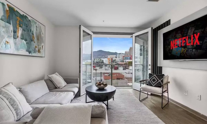 Downtown Apartment | Modern - Universal Stdios/Americana 2BD2BTH APT