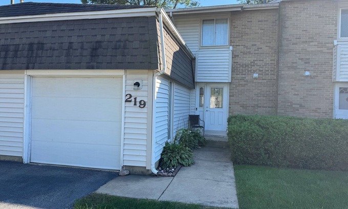 Bolingbrook House | Modern, Updated, and Centrally Located, Townhouse Retreat.