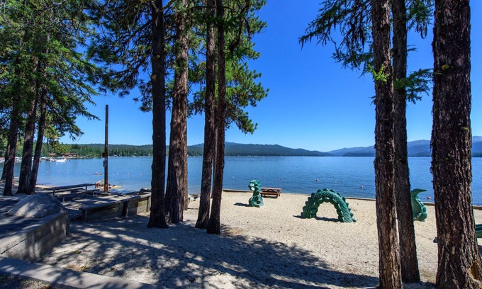McCall House | Modern Updated Cabin w/HotTub, Decks & Outdoor Firepit - Near Town & the Lake!