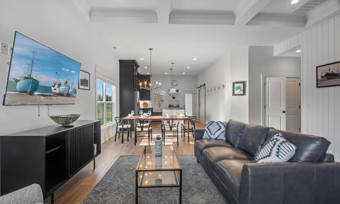 Jeffersonville - Clarksville House | Modern & upscale home near Derby