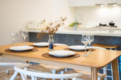 Ryde Apartment | Modern Urban Retreat Stylish Apt in Ryde's Heart