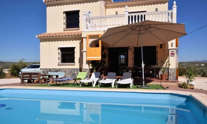 Villanueva del Trabuco Villa | Modern Villa in Villanueva del Trabuco with Jacuzzi