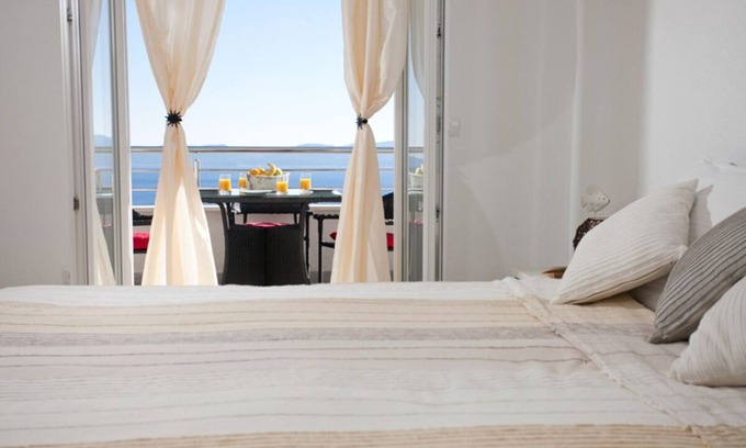 Omis Apartment | Modern vacation apartment with pool and sea view