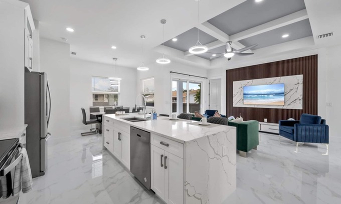 Sunshine House | Modern Vacation Home Fully Fences Near Airport