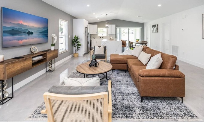 Lake Worth House | Modern Villa in West Palm Beach
