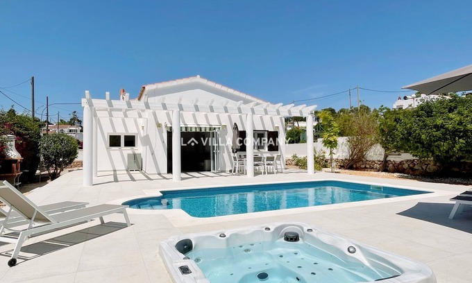 Cala en Porter Villa | Modern villa with private pool, AC, WIFI, sleeps 6, 7 min to beach and centre