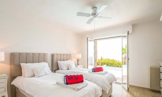 Espero-Pax House | Modern villa with swimming pool