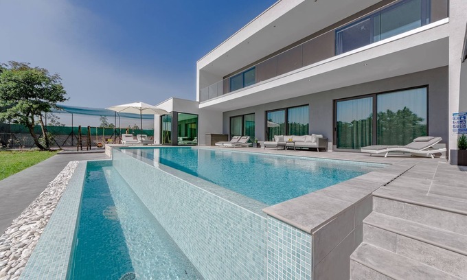 Stokovci Villa | Modern villa with infinity pool, playing field and free e-charging station