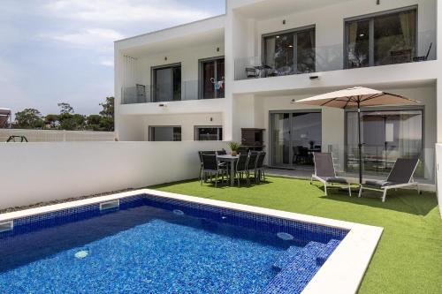 Charneca de Caparica e Sobreda Villa | Modern Villa with pool and garage by Soulplaces