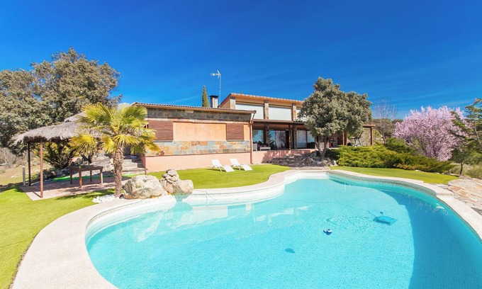 Valdemorillo Villa | Modern villa with swimming pool, nature and tranquility 40 min from Madrid.