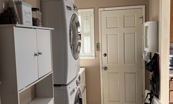 Stockton House | Modern Vintage Charm 2-bedroom house in wonderful Stockton with AC