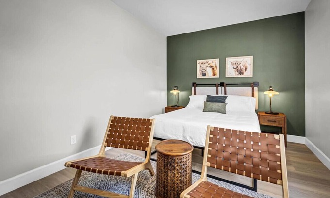 Vista Apartment | Modern Vista Getaway | Prime Downtown Location