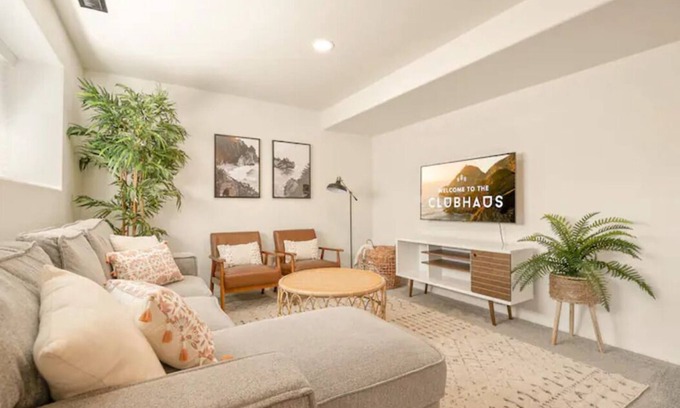 Northeast Colorado Springs Apartment | Modern walk-out apartment centrally located in COS!