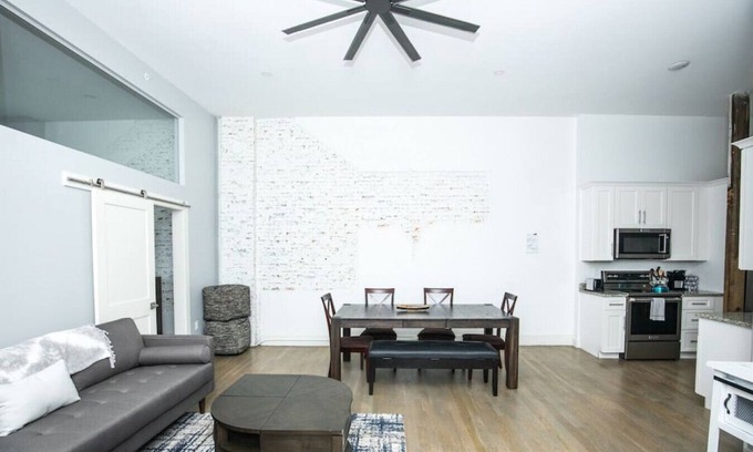 Old Port Apartment | Modern Walkable Old Port 2BR Loft