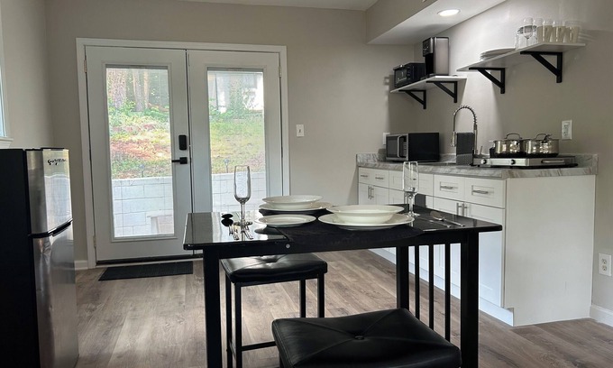 Candler-McAfee Apartment | Modern, Warm Private 1 BR Apartment