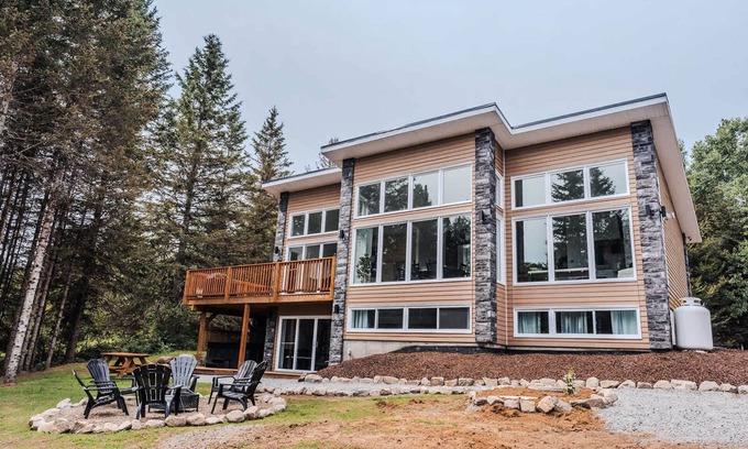 Riviere-Rouge House | Modern Waterfront Cottage on the Rouge River & Spa