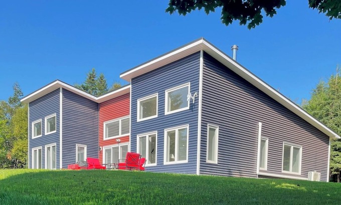 New London House | Modern Waterfront Cottage