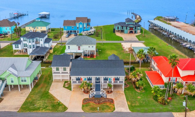 Creole House | Modern waterfront home with boat lift, dock, game tables, kayak, & AC
