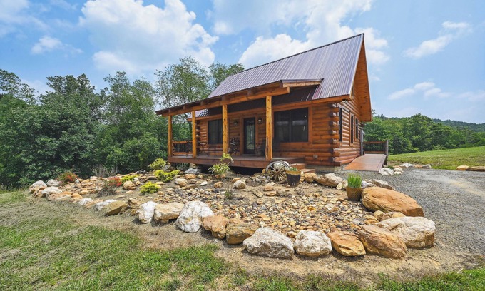 Burks Fork Cabin | Modern Willis Cabin Retreat: 24-Acre Working Farm!