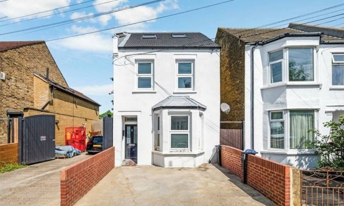 Victoria Junction Apartment | Modern Wimbledon apartment - 20 mins to central London