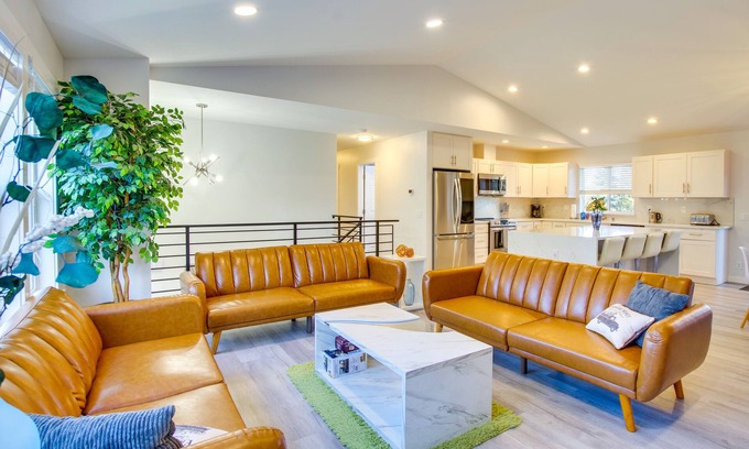 West Ridge House | Modern Woodinville Home w/Hot Tub + Sauna!