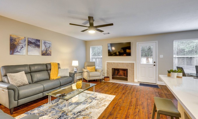 Alden Bridge House | Modern Woodlands Townhome w/Spacious Yard & Patio