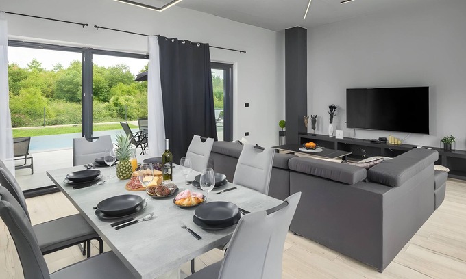 Muzini Villa | Moderna Villa sa Infinity Bazenom u Mirnoj Istri za 7 Osoba, Kućni Ljubimci DA