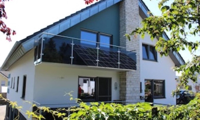 Assamstadt Apartment | Moderne Ferienwohnung mit Balkon
