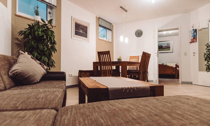 Kolitzheim Apartment | Moderne Ferienwohnung (80qm) mit gemütlicher Sitzecke im Garten