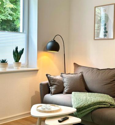 Aschersleben Apartment | Modernes Apartment mit Queensize-Bett, NETFLIX, Küche, Erdgeschoss, Nähe AMEOS Klinik