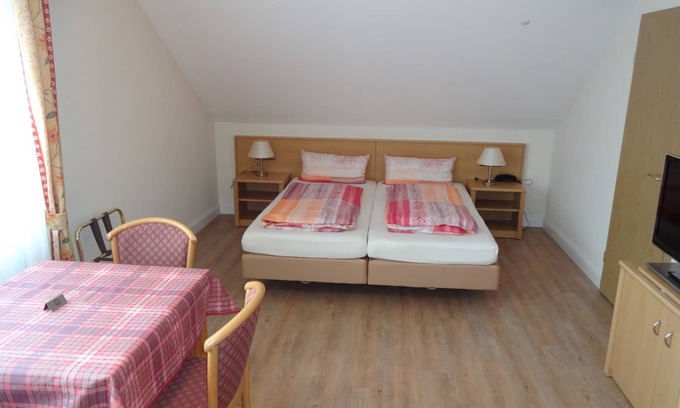 Untereisenheim Apartment | Modernes Appartement im 1.Stock mit Küchenzeile