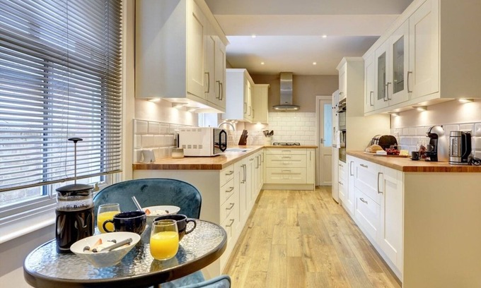 Bedford House | Modernistic 3-Bed House in Central Bedford