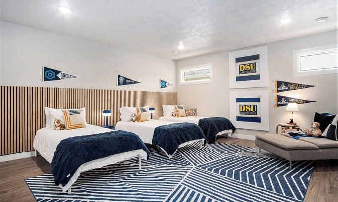 Madison House | Modernized - 1 Level - Dog Friendly - King Bed Suite - 3 TVs - Gourmet Kitchen