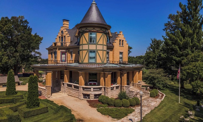 Lexington House | Modernized 1898 Victorian Castle on Route 66